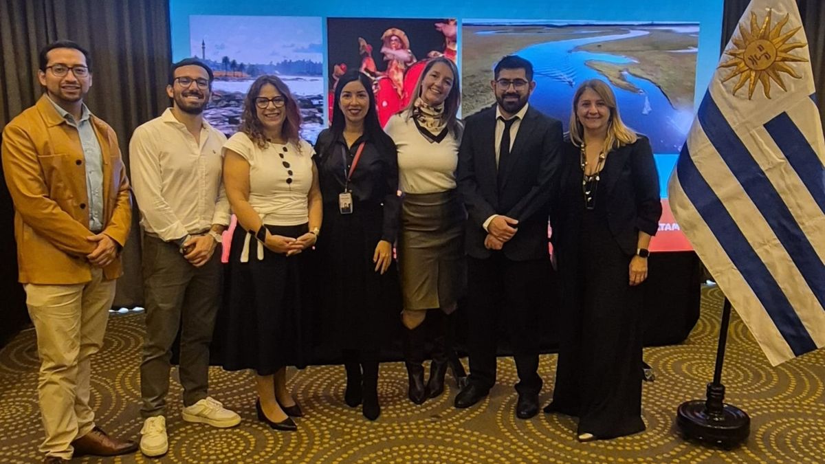 María Julia Fernández, coordinadora de CAMTUR y Martín Lameiro, asesor de marketing del Ministerio de Turismo de Uruguay junto a los operadores que participaron de la expisición.