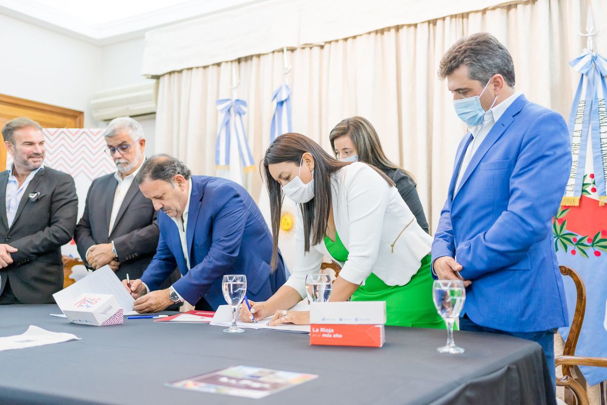 El gobernador Ricardo Brizuela y la secretaria de Transporte y Movilidad, Alcira Del Valle Brizuela, firman el contrato con American Jet para poner en marcha Alas La Rioja.