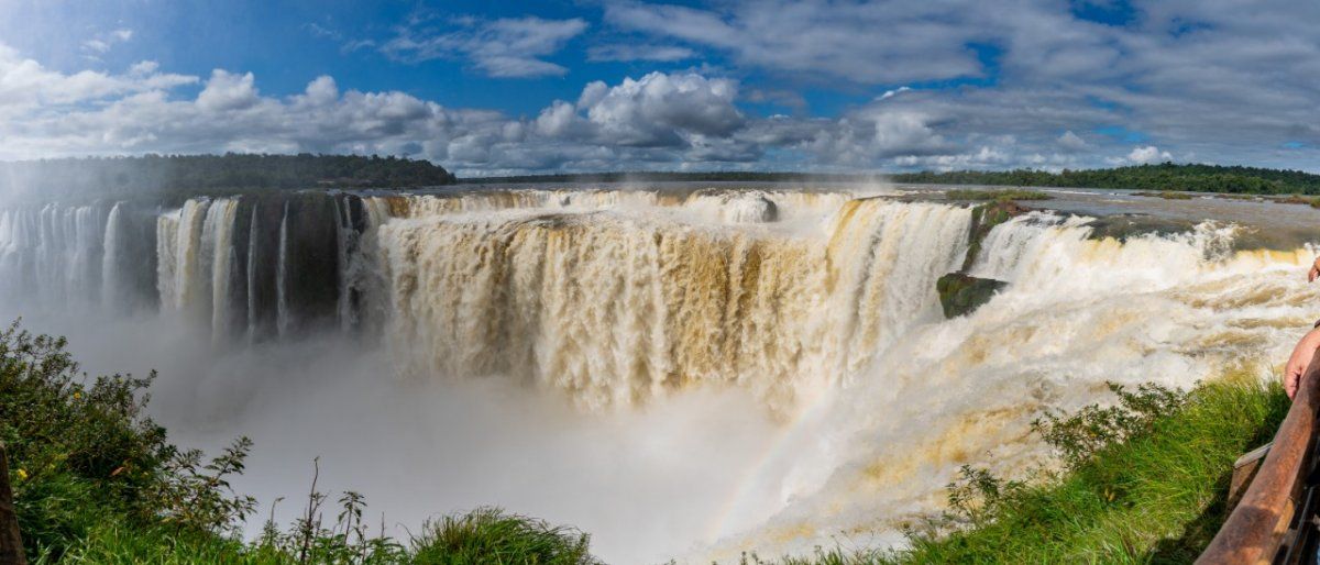 En Cataratas del Iguazú se encuentra una llamativa caída por la que muchas personas deciden ir a visitar el destino: la Garganta del Diablo.