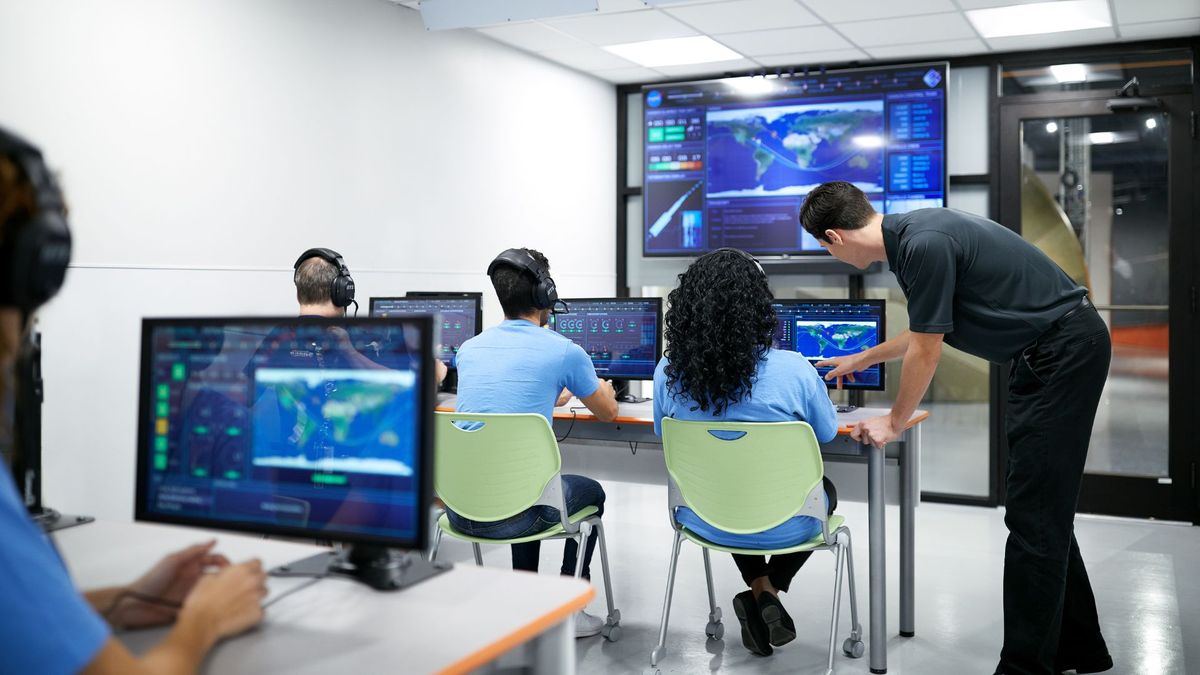 El entrenamiento de los austronautas más el pase al centro espacial cuesta US$ 217 más impuestos.