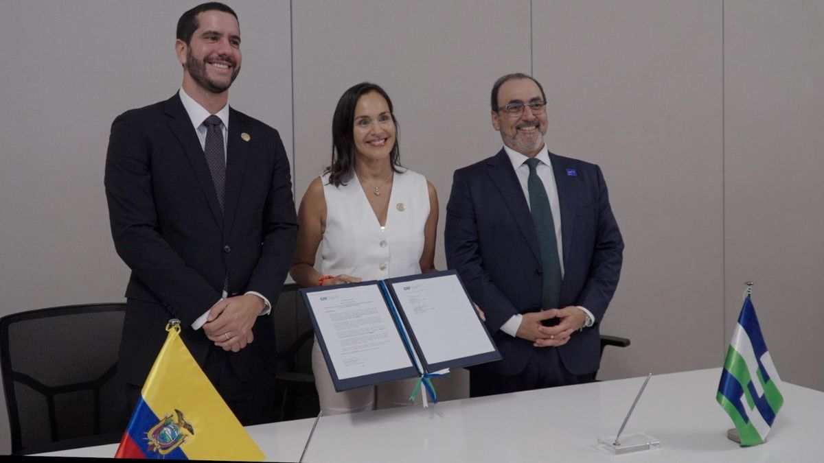 Roberto Luque, ministro de Infraestructura y Transporte; Inés Manzano, ministra de Ambiente y Energía; y Sergio Díaz-Granados, presidente ejecutivo de CAF.