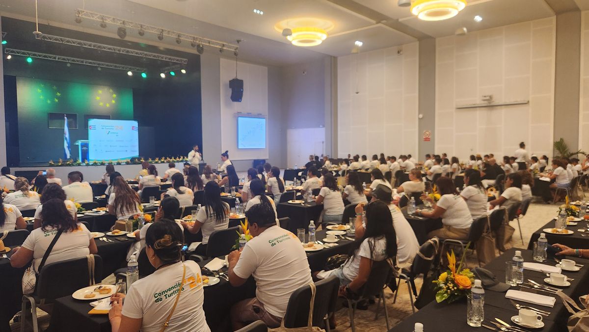 Agencias de viajes recibiendo capacitaciones en la convención.