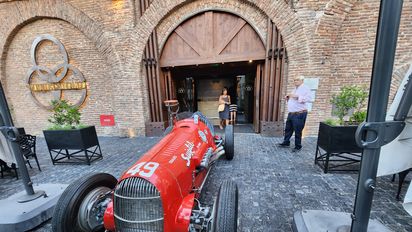 Volpi Chevrolet 1947, una de las tantas joyas del Museo Fangio, en la puerta de Michelangelo.