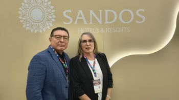 Javier Polanco, director comercial corporativo de Sandos Hotels & Resorts; y María Peñarrocha, directora comercial Sudamérica de Sandos Hotels & Resorts.