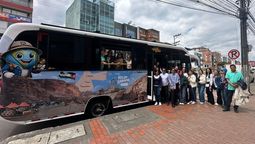 Agentes de viajes exploran la plataforma de Holon Travel durante el tour formativo en Bogotá.