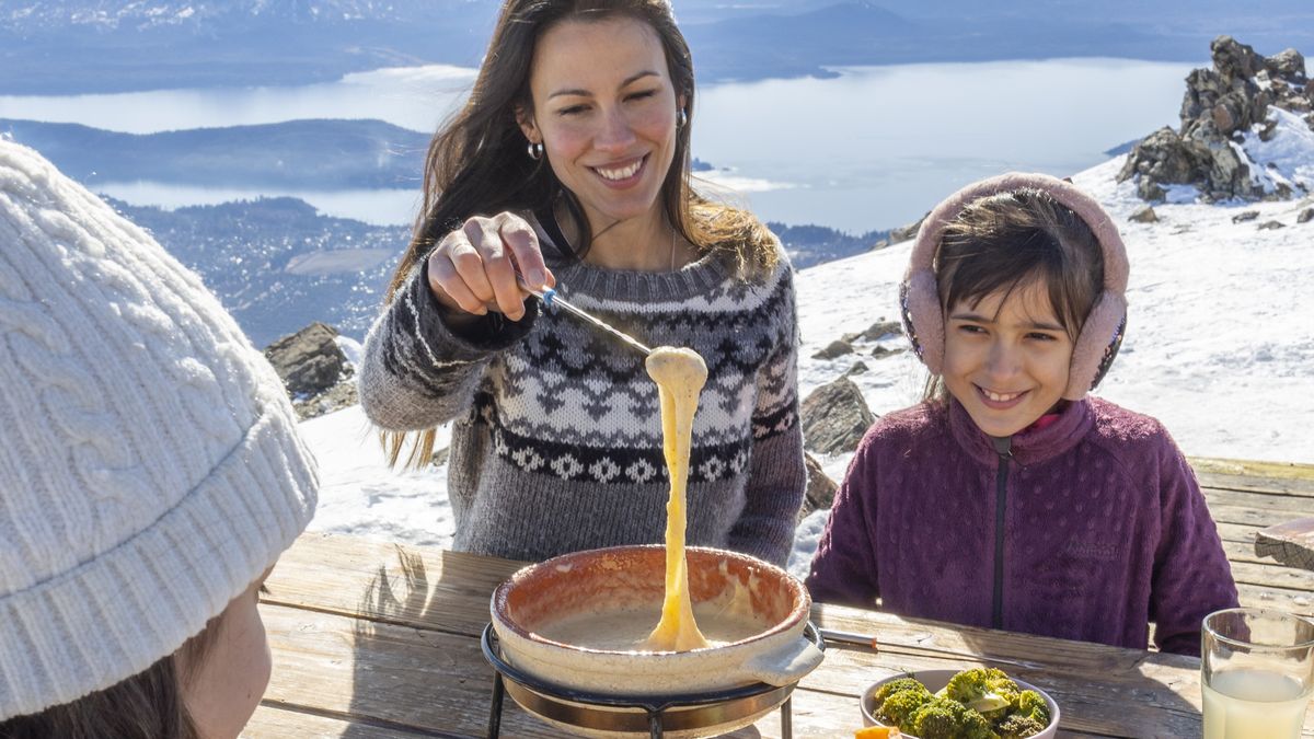 Bariloche: con la llegada de la nieve también cobra protagonismo la gastronomía, uno de los grandes atractivos del destino. 