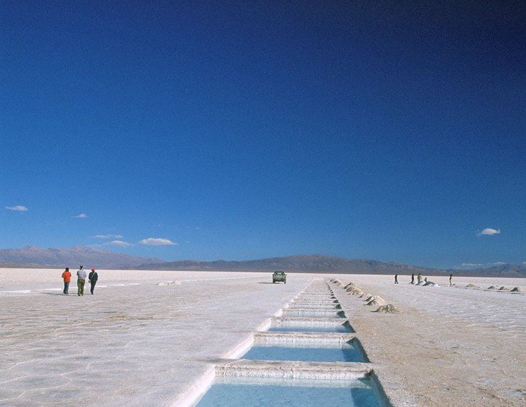 Subiendo por la Cuesta de Lipán, sucesivas curvas van abriendo camino a un paisaje de belleza incomparable dentro de Jujuy, hasta alcanzar las Salinas Grandes.