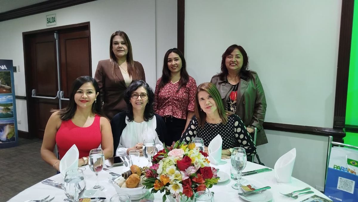 Sonia Postigo junto a agencias invitadas al desayuno de presentación. Sonia Postigo junto a agencias invitadas al desayuno de presentación.