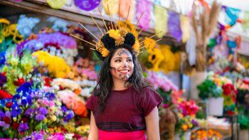 México celebra el Día de Muertos con altares, flores de cempasúchil y tradiciones que mantienen viva la memoria de quienes ya fallecieron.