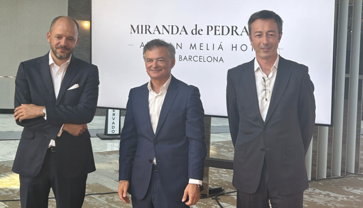 Alberto Lalinde, director de operaciones en Catalunya, Baleares y Levante de Meliá, Manuel Muster, de Tyruss capital (propietario del complejo) y Ramon Vidal Castro, director general del complejo y del hotel. Alberto Lalinde, director de operaciones en Catalunya, Baleares y Levante de Meliá, Manuel Muster, de Tyruss capital (propietario del complejo) y Ramon Vidal Castro, director general del complejo y del hotel.