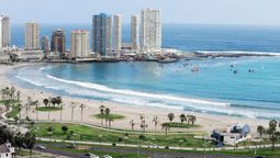 Vista aérea de una de las playas más icónicas de Chile, donde el mar, la arena y el paisaje natural se combinan para disfrutar el verano de norte a sur.