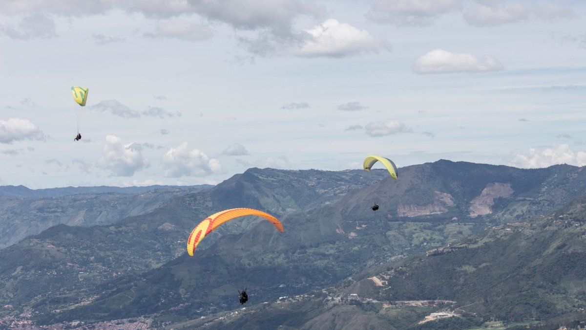 Cerca del Lago Sochagota puedes practicar parapente y disfrutar de sus hermosas vistas.