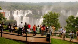 Visitar las imponentes Cataratas del Iguazú desde Brasil representa una gran experiencia.