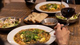 Feriado del 25 de mayo: Buenos Aires Verdecombina el locro vegano con un flan con chantilly de tofu y dulce de lechevegano.&nbsp;