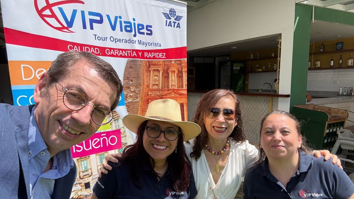 Petr Lutter, director para América Latina de CzechTourism y Mary Guizado, gerente general de VIP Viajes junto a agentes de viajes en Arequipa.