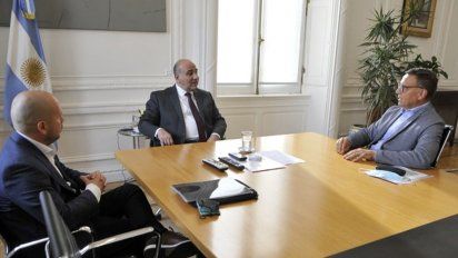 Mauricio Sana y Esteban Tosutti, de Flybondi, en los extremos, junto a Juan Manzur, en el centro.