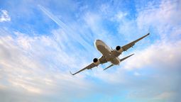 Varios factores explican costo similar entre tickets aéreos de rutas nacionales y de internacionales.  