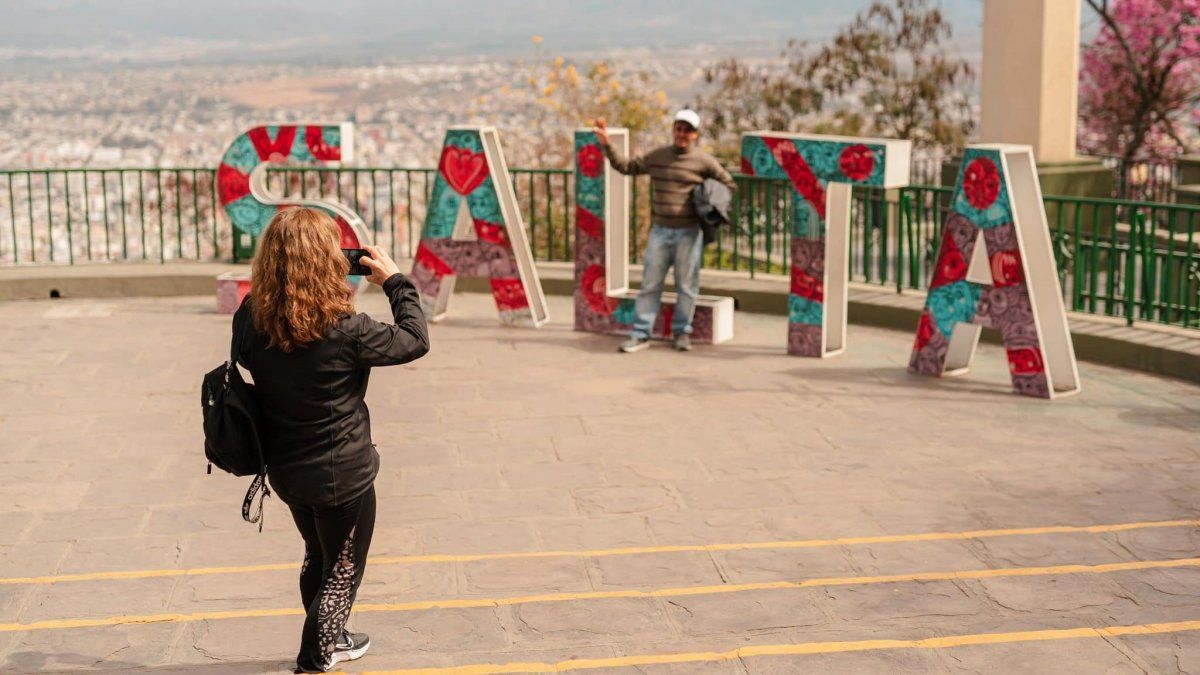 La subida en el teleférico de Salta es un hermoso paseo para hacer en familia, y en la cima tiene unas increíbles vistas a la ciudad capital. 