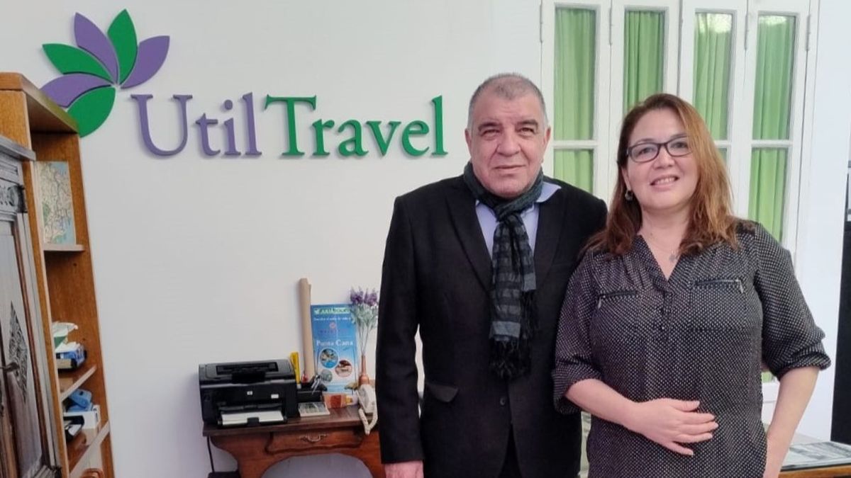 Víctor Belchior de MercadHotel entregando el premio a Blanca Fernández de Útil Travel.