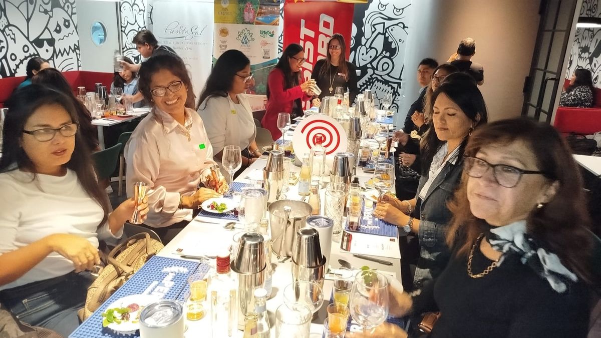 En la masterclass, los agentes ampliaron su conocimiento sobre coctelería.