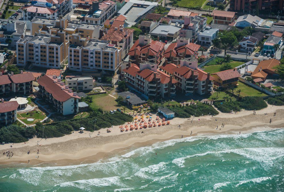 Descubrí dónde la hermosa ciudad brasileña de Florianópolis y cómo llegar a ella este verano.&nbsp;