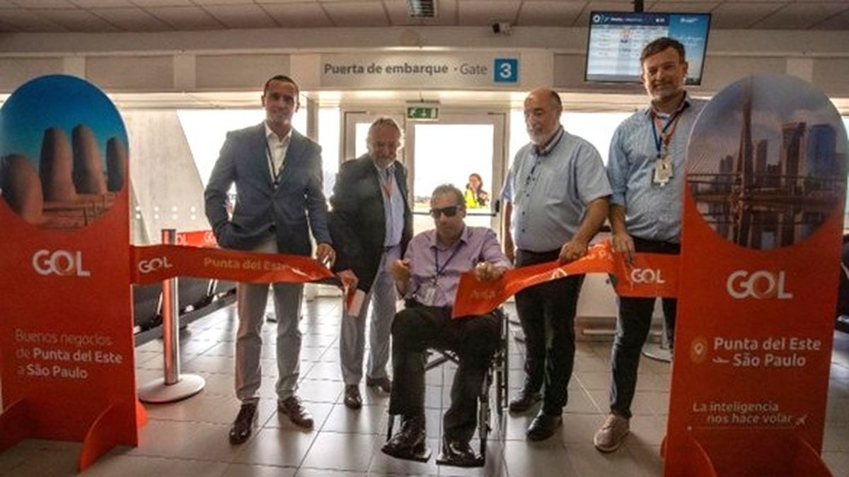 Los directivos durante la inauguración oficial del nuevo vuelo de Gol Linhas Aéreas.