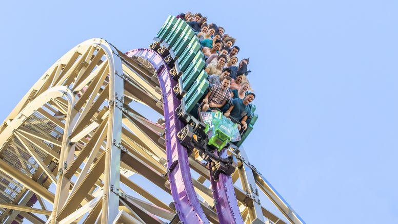 Adrenalina pura: Iron Gwazi, en Busch Gardens Tampa Bay, alcanza los 122 km/h.
