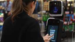 Sistema Biomig en operación junto a Migración Colombia, agilizando el control migratorio en los principales aeropuertos del país.