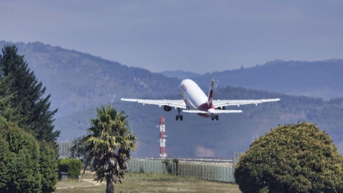 Avión despegando desde el aeropuerto de Vigo.