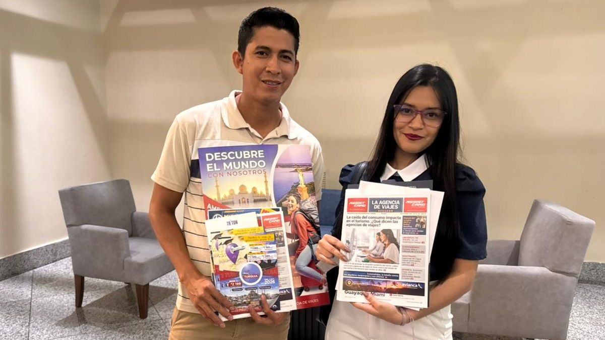 Agentes de viajes con la revista La Agencia de Viajes, edición especial impresa para Ladevi Workshop en Ecuador.