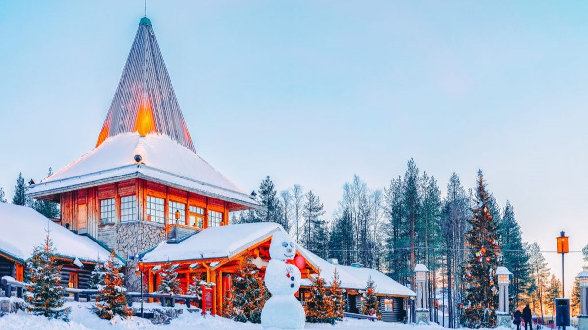La visita a la aldea donde vive Santa Claus es uno de los verdaderos imperdibles de estas propuestas tanto como la magia de contemplar las auroras boreales.