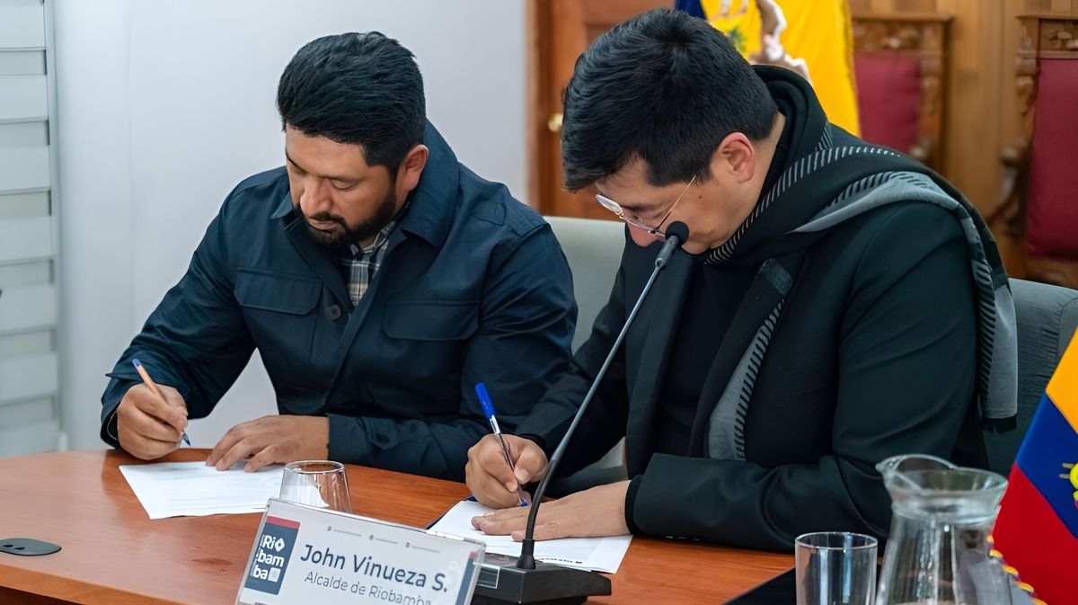 El alcalde de Riobamba Jonh Vinueza participó en la firma del convenio.&nbsp;