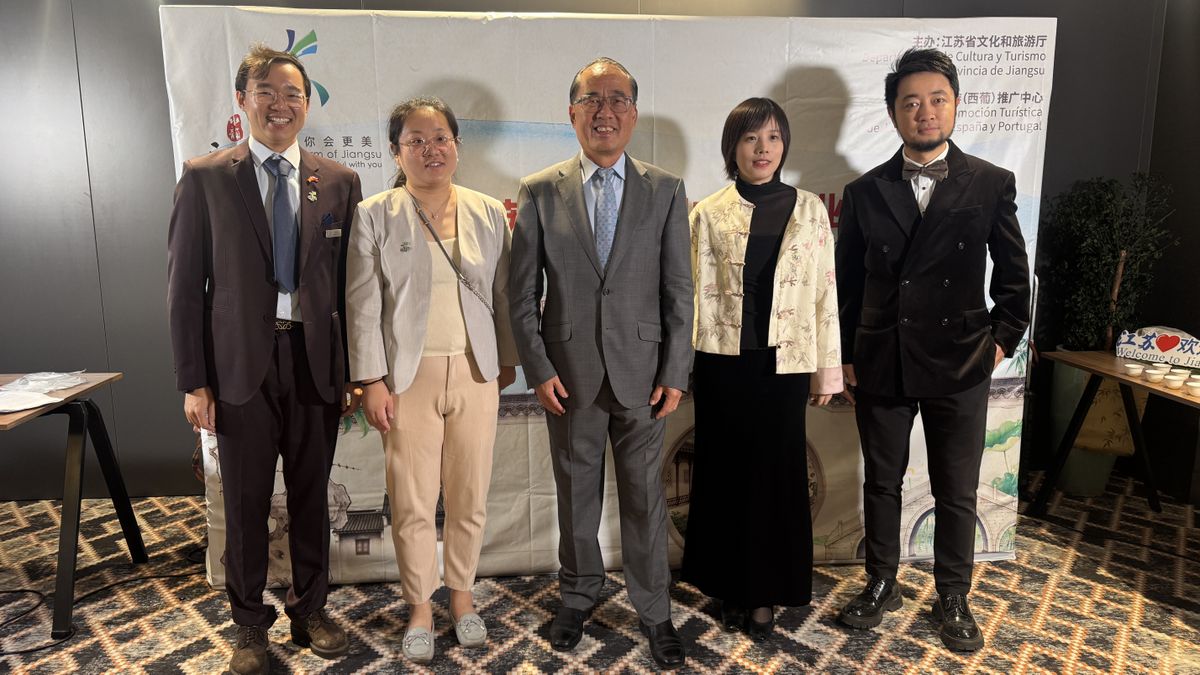 Parte del equipo de promoción turística de la provincia de Jiangsu (China) durante su evento ante prensa y profesionales en Madrid.