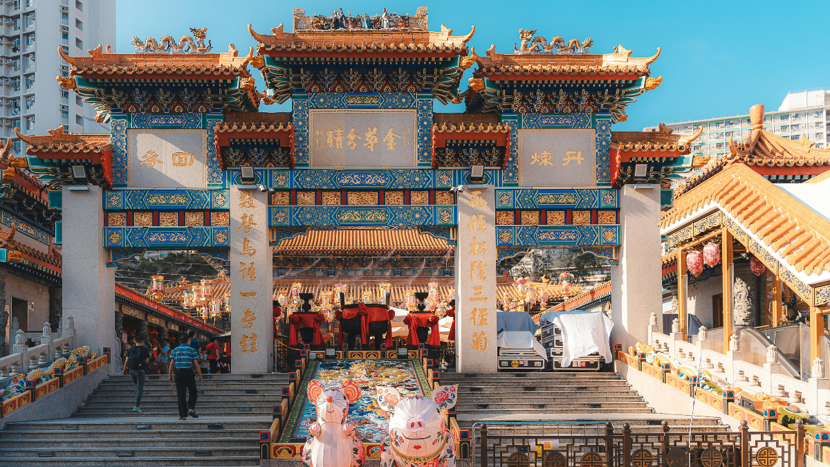 Hong Kong alberga templos como: Man Mo Temple, Wong Tai Sin Temple y el Monasterio de los 10 mil Budas.