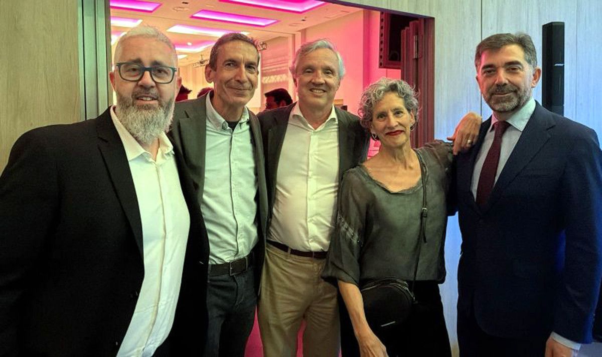 Rafael Serra, presidente de ACAVE y Carlos Garrido, quien acaba de renunciar a la presidencia de CEAV, acompañados por miembros de la directiva de la asociación catalana y de Jose Manuel Lastra, presidente en funciones de CEAV