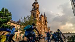 Desde la torre norte de la Catedral Primada, Bogotá se muestra en todo su esplendor, entre historia, arquitectura y montañas. &nbsp;