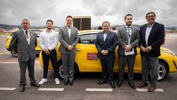 El lanzamiento del nuevo sistema de pagos digitales en los taxis de Cuenca contó con la presencia de varias autoridades.