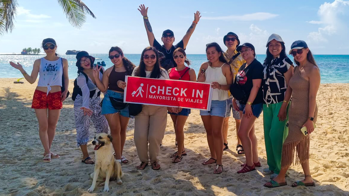 Agencias participantes del FamTrip en la playa de Cayo Santa María, Cuba. Agencias participantes del FamTrip en la playa de Cayo Santa María, Cuba.