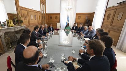 Primera reunión del ministro del Interior Guillermo Francos junto al equipo de subsecretarías entre las que está Yanina Martínez de Turismo