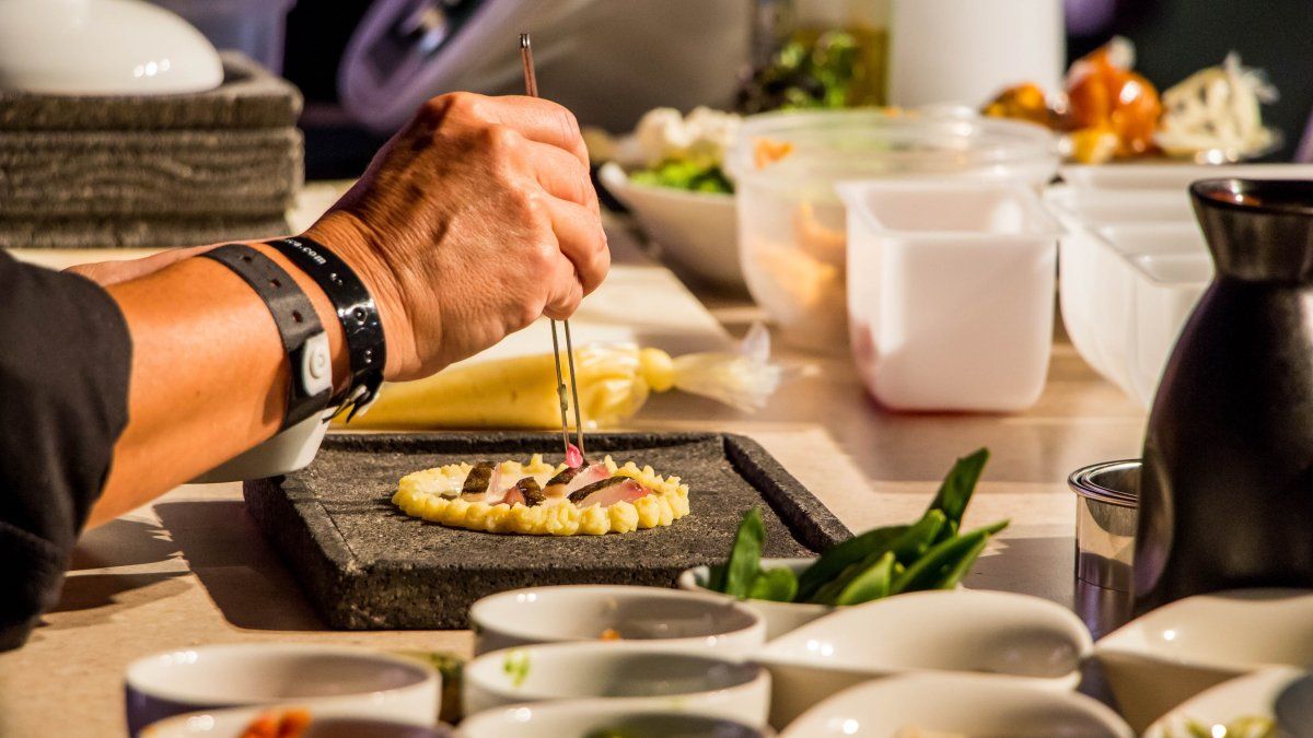 Vallarta Nayarit Gastronómica (VNG) reúne al mayor número de chefs estrella Michelin y a los 50 mejores de México bajo un mismo techo. Vallarta Nayarit Gastronómica (VNG) reúne al mayor número de chefs estrella Michelin y a los 50 mejores de México bajo un mismo techo.