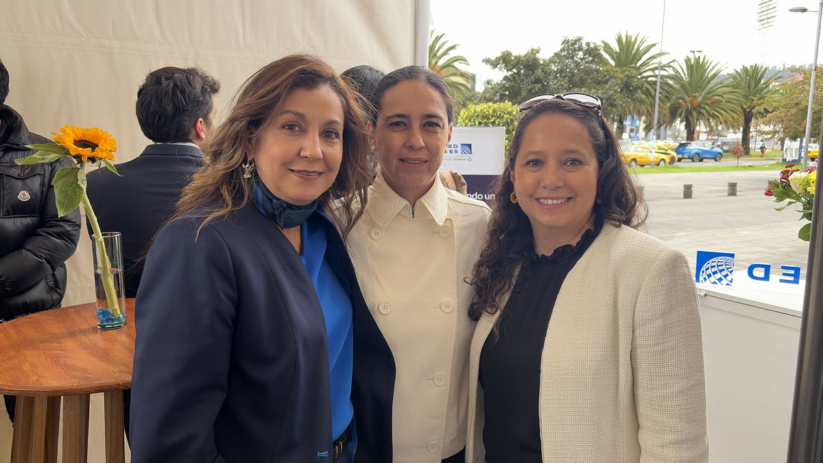 Evento de presentación de oficina remodelada de United Airlines en Quito, con presencia de agencias de viajes. 