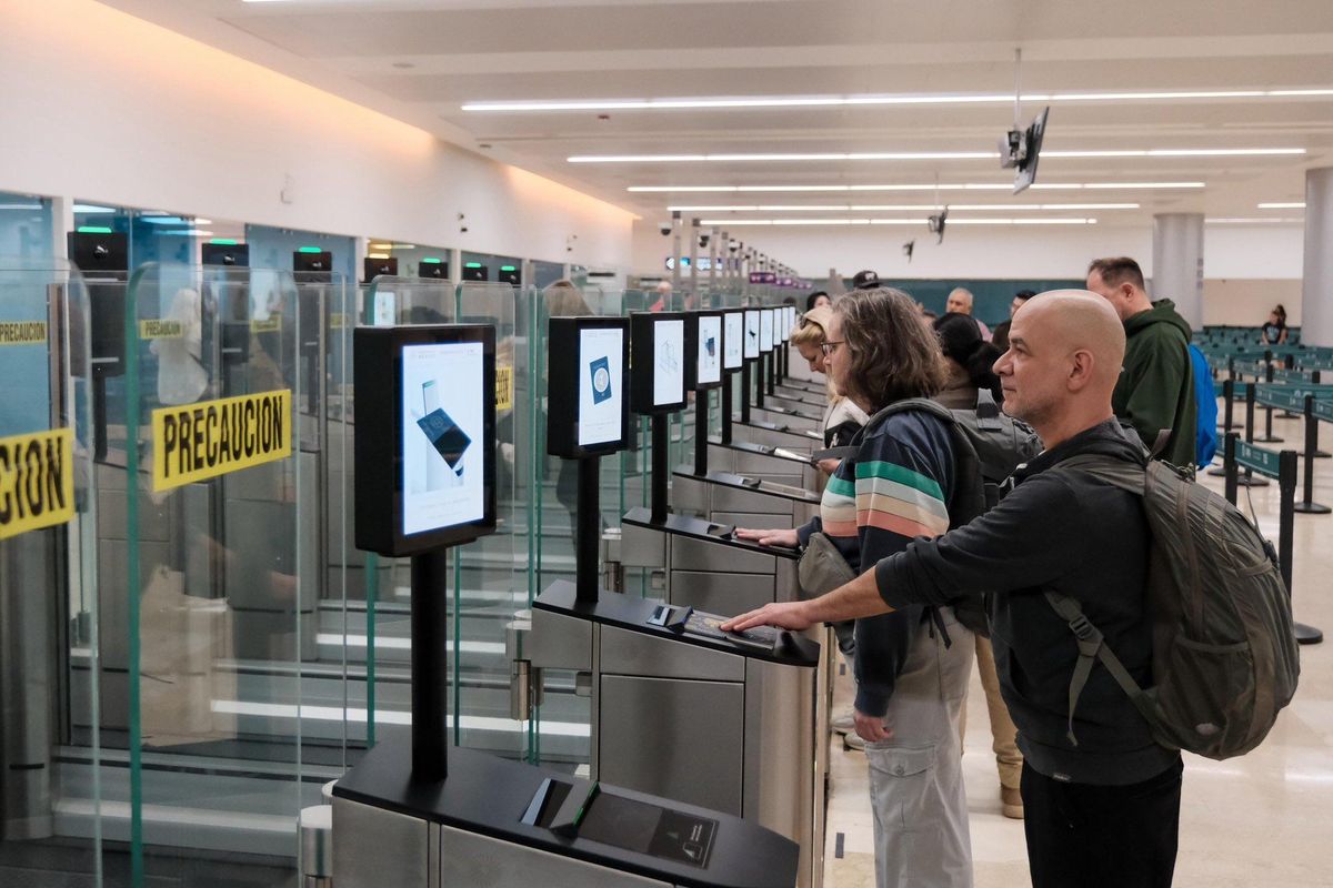 En el Aeropuerto Internacional de Cancún se implementaron 40 e-gates con tecnología biométrica.