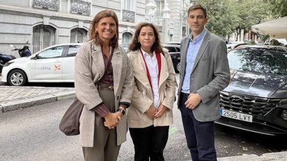 Catiana TUR (ACAVe), Mª Dolores Serrano (UNAV) y Cesar Gutierrez (FETAVE) tras la reunión con el Ministerio del Interior.&nbsp;