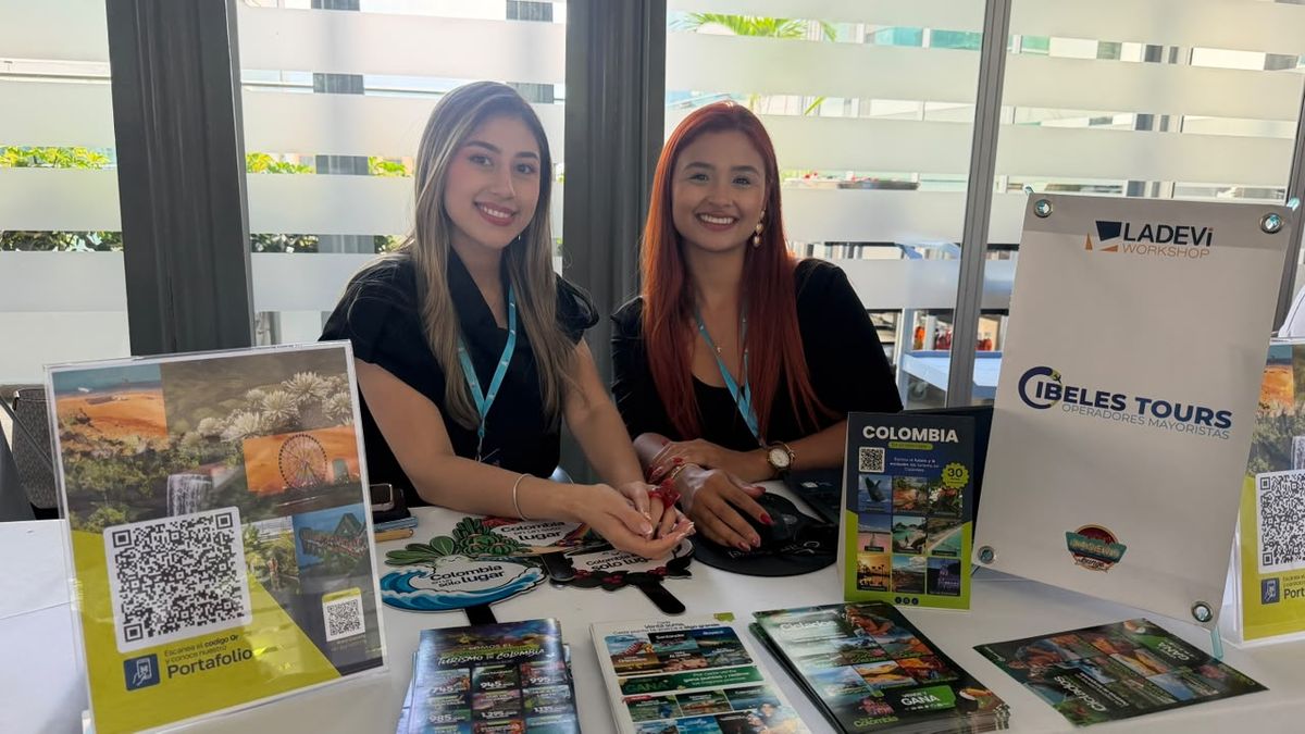 Ana María Carreño y Karen Velásquez, de Cibeles Tours, durante el Ladevi Workshop Medellín 2026-2.