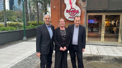 Alberto Sánchez Lavalle, vicepresidente del comité argentino de Visit USA en representación de Ladevi Medios; junto a Diana Brandon, asesora comercial de la Embajada de Estados; y Juan Toselli, presidente del comité argentino de Visit USA.