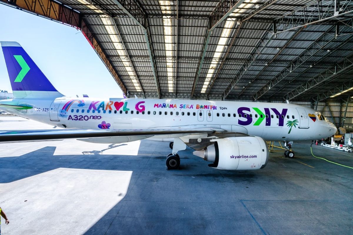 Sky Airline contará con dosaviones decorados con las ilustraciones de la gira de la colombiana Karol G: “Mañanaserá bonito”. - Ladevi Medios y Soluciones Sky Airline contará con dosaviones decorados con las ilustraciones de la gira de la colombiana Karol G: “Mañanaserá bonito”.