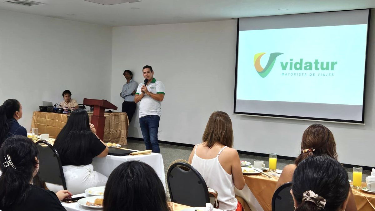 Miguel Portugal presentando United Parks & Entertainment.