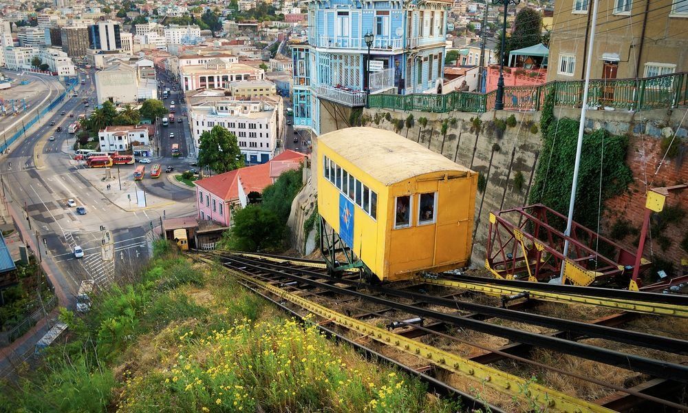 Los famosos ascensores de Valparaíso, uno de los grandes atractivos turísticos, permiten recorrer sus cerros.