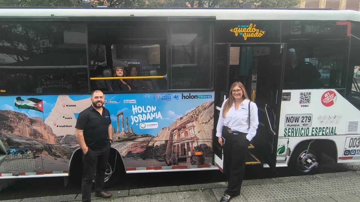 Holon Training Tour recorre Bogotá a bordo del CityBus Turístico, donde agentes conocen la plataforma de Holon Travel en tiempo real. Holon Training Tour recorre Bogotá a bordo del CityBus Turístico, donde agentes conocen la plataforma de Holon Travel en tiempo real.