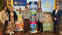 Ivonne Calderón, ejecutiva de Ventas de Avianca; Liz Mc Cann, Sales Manager Latin America de St. Pete Clearwater; Diana Sosa, Latin America Sales de SeaWorld; Marisol Berrios, Senior Leisure Sales Manager de Tampa Bay; y Carlos Valbuena, gerente general de Aviareps Colombia, durante el encuentro realizado en Colombia con agentes de viajes y operadores.